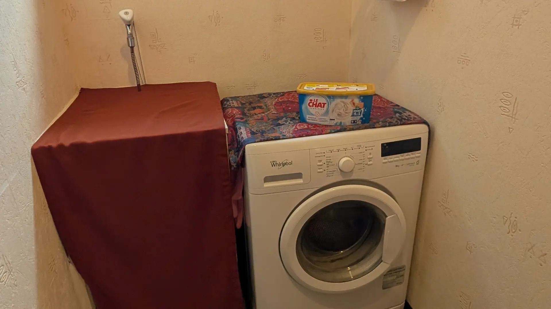 Un espace buanderie avec évier profond pour le lavage du linge à la main et une machine à laver.