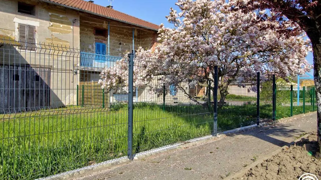 Le gîte, côté route