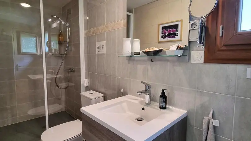 La chambre Les Pinsons se compose de deux lits 90x190 et d'une salle d'eau privative située en face, sur le palier. La salle d'eau étant sur le palier, des peignoirs et chaussons sont mis à votre disposition.