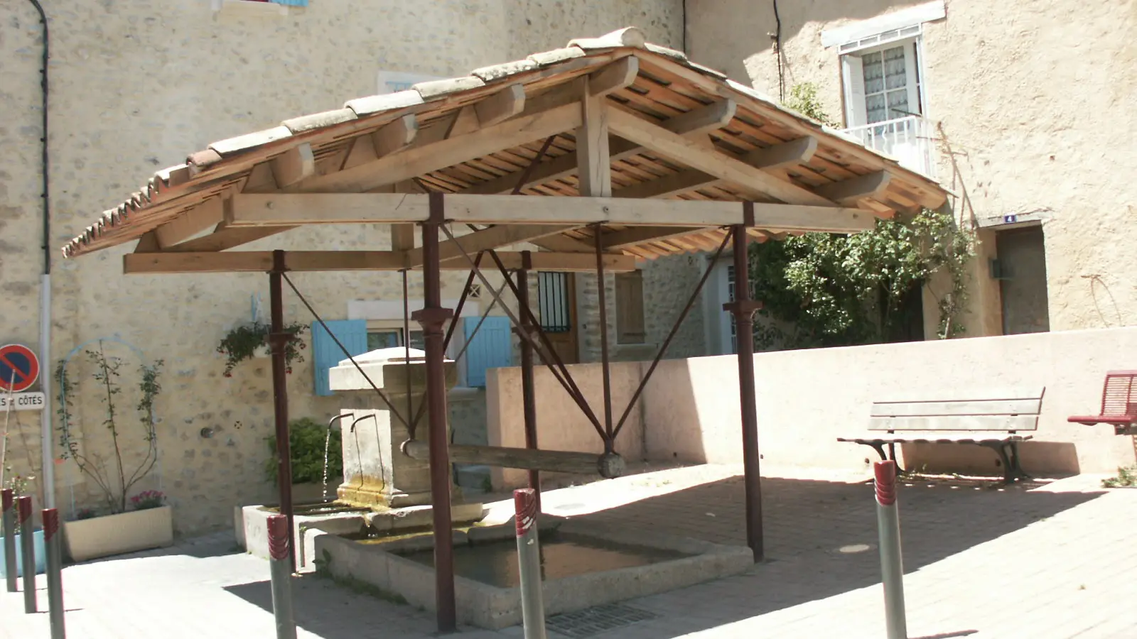 Fontaine de la placette à Oraison