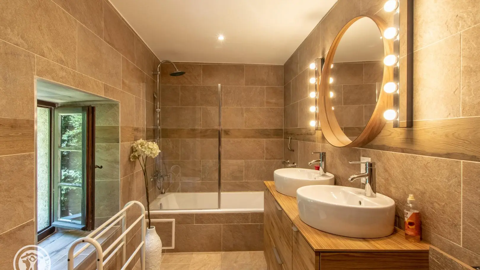 Salle de bains indépendante au 1er étage