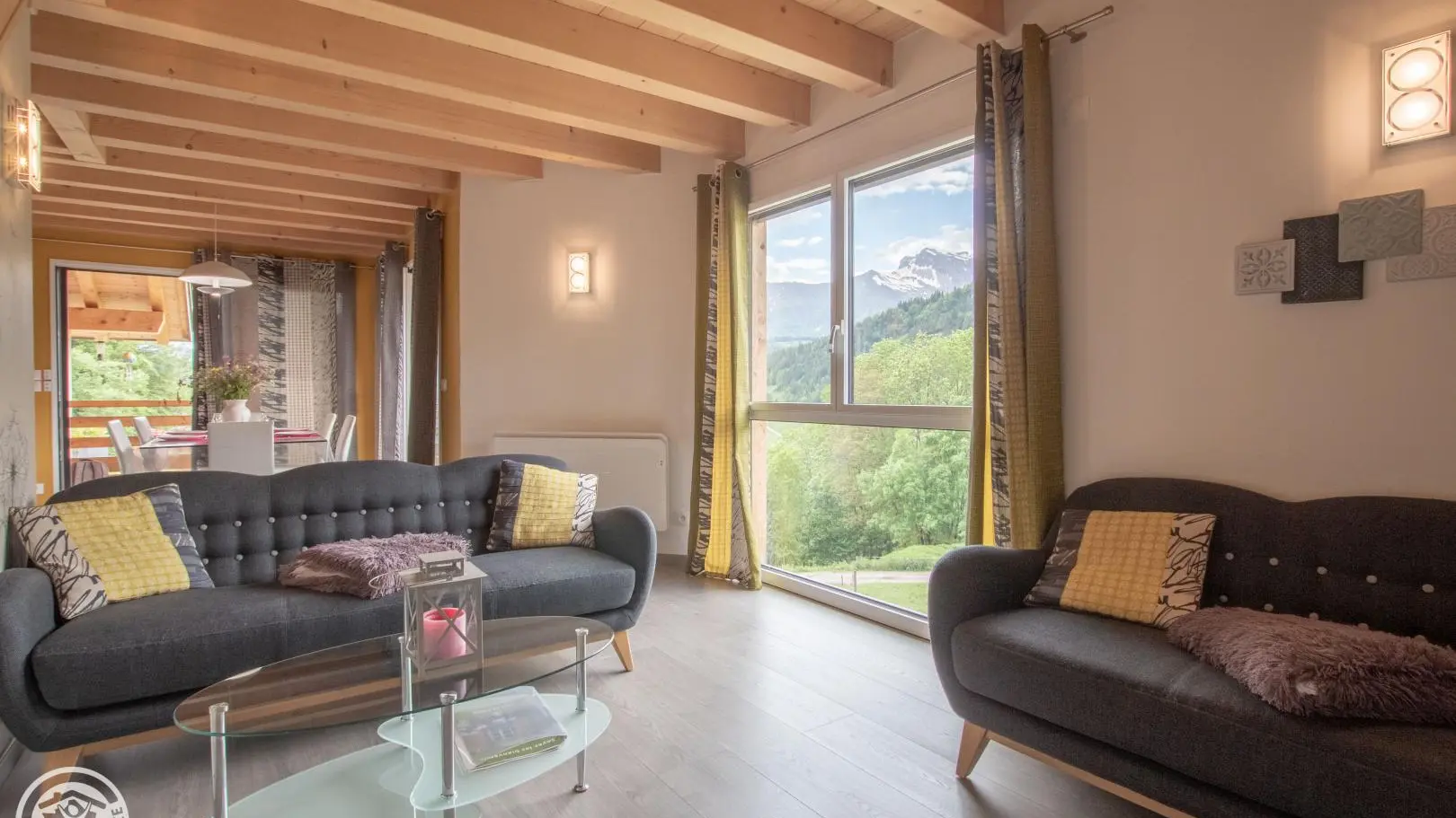 Pour information, le poêle à bois présent dans le gîte et sur les photos n'est pas utilisable.