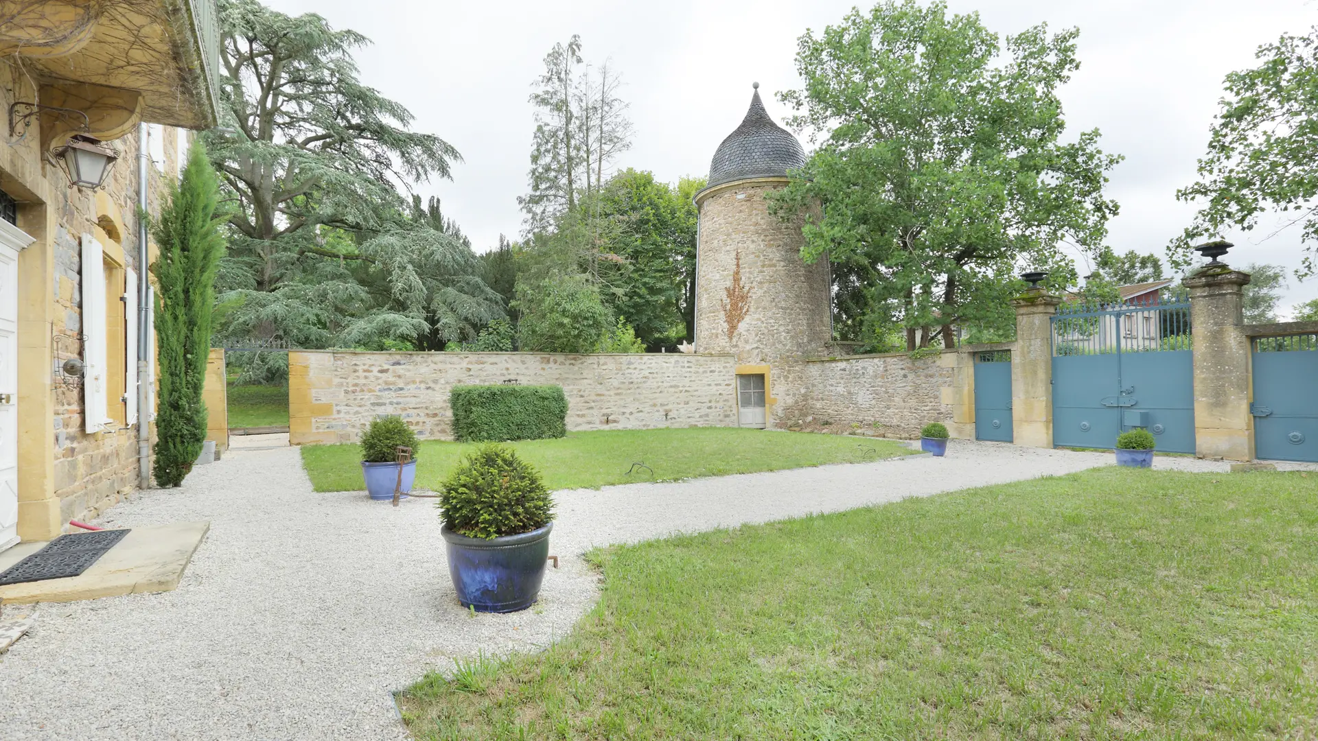 Hébergement insolite dans un domaine historique du 14ᵉ siècle – Roannais, Loire