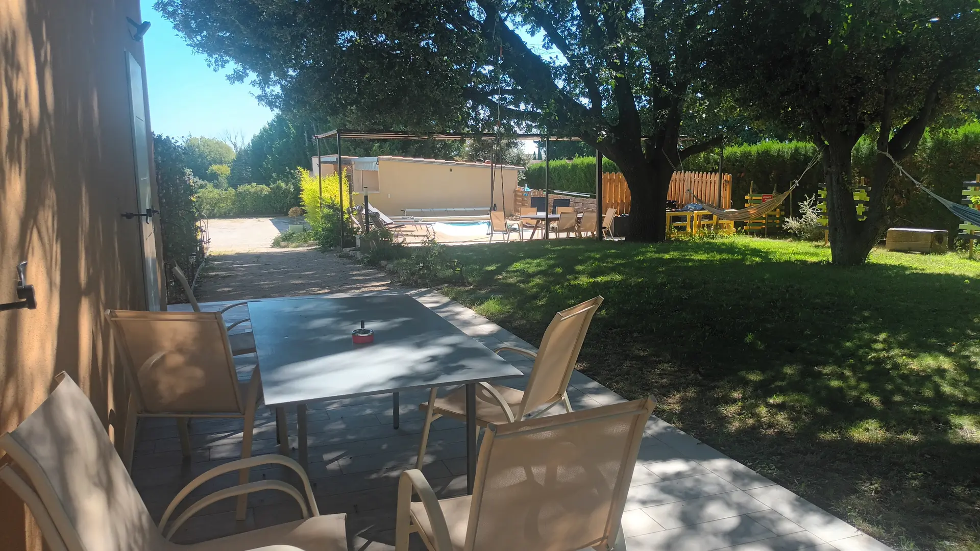 Vue sur l'entrée et le jardin