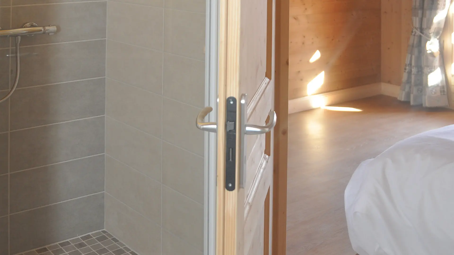 Chambre avec salle d'eau attenante