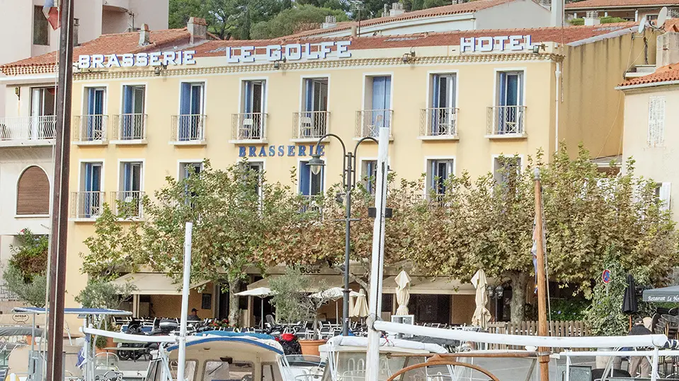 Façade hôtel Le Golfe sur le port à Cassis