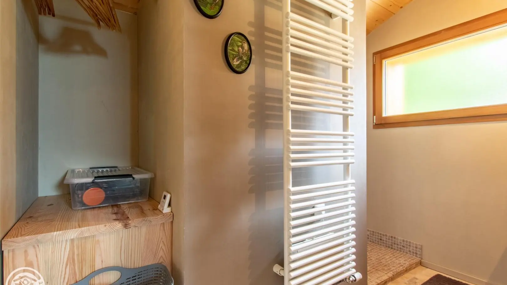 Salle d'eau avec douche