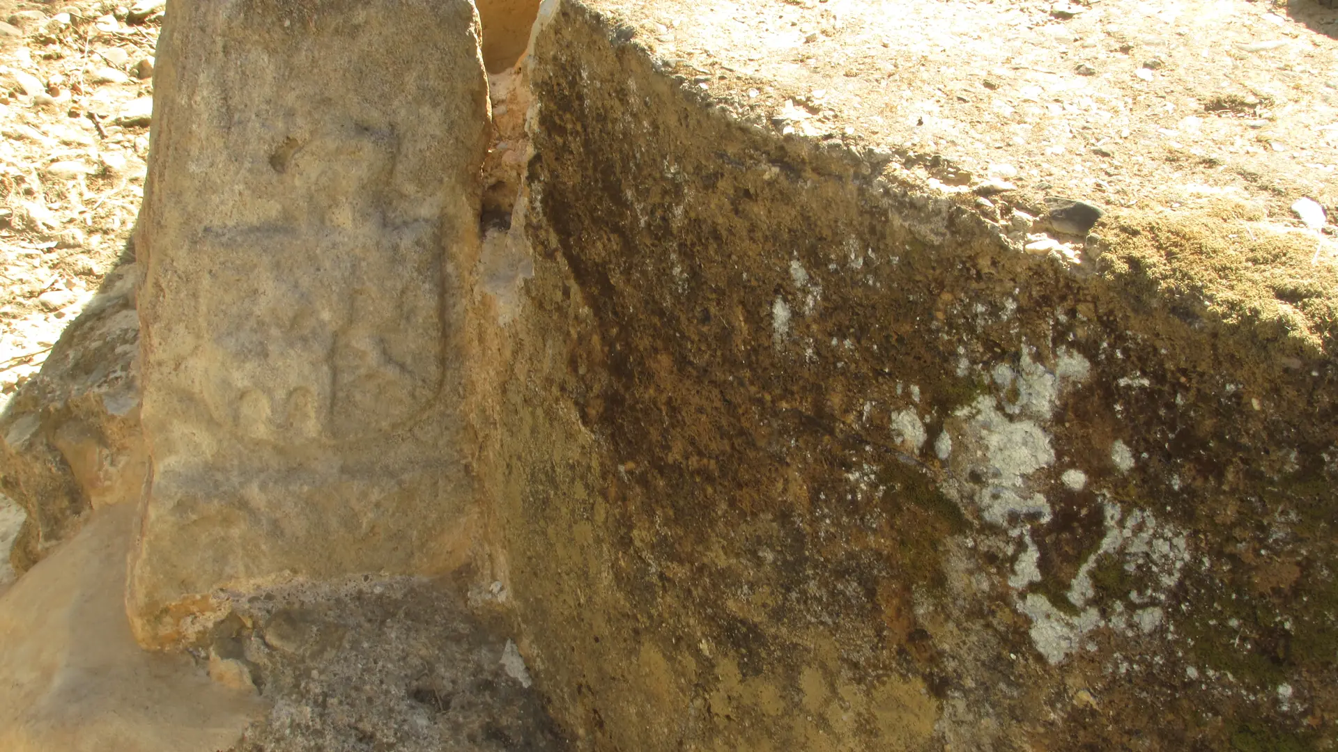 Borne accolée au mur de berge