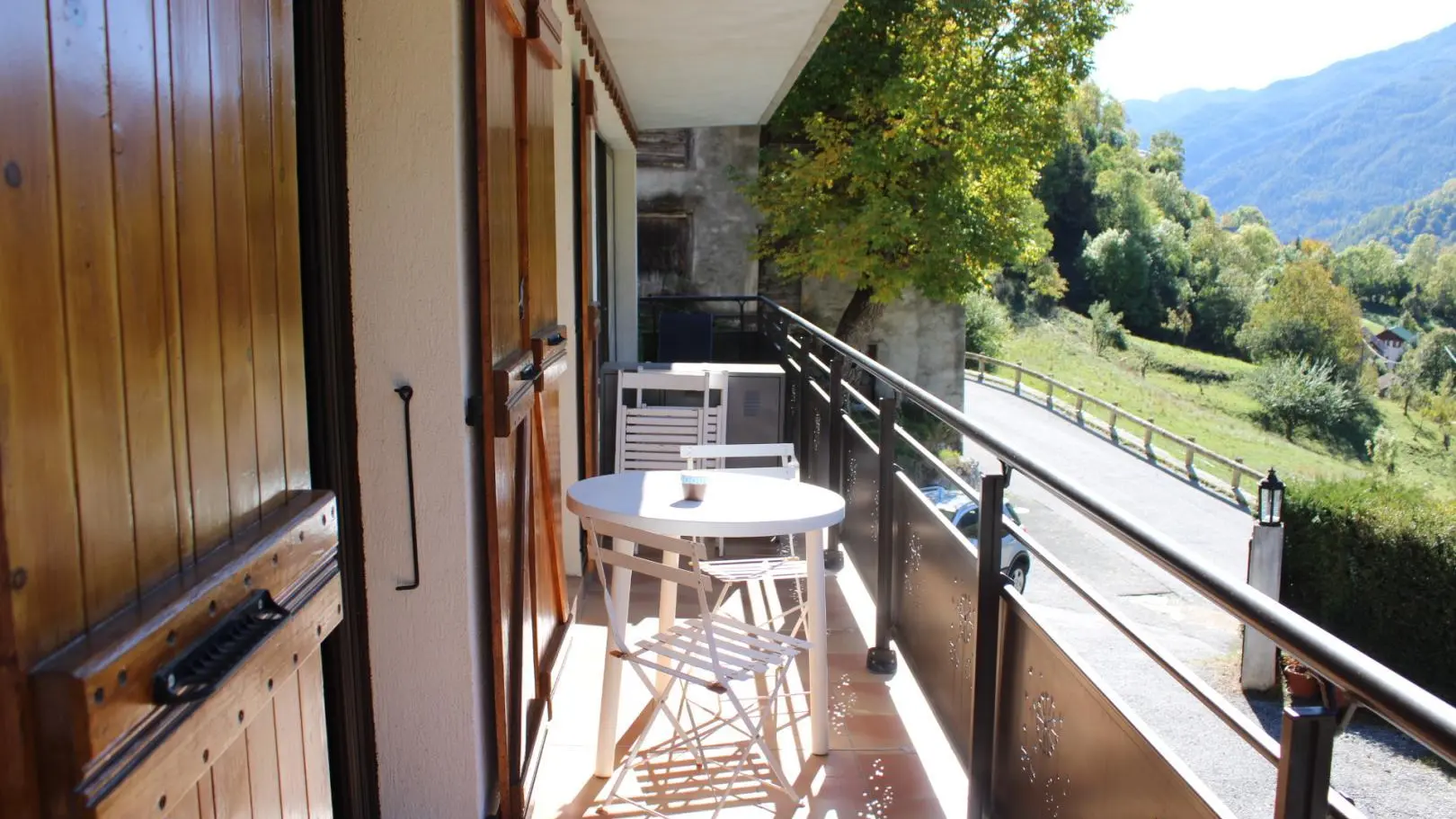 Gîte Chalet Serclet-Balcon-Cuisine/Séjour-Saint-Étienne-de-Tinée-Gîtes de France des Alpes-Maritimes