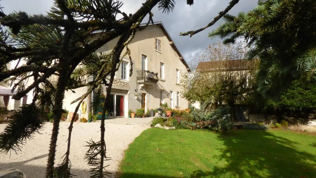 Cette grande maison en pierres de 1836, est un ancien relais de poste, siège d'une entreprise de peignes et lunettes dans les années 50.