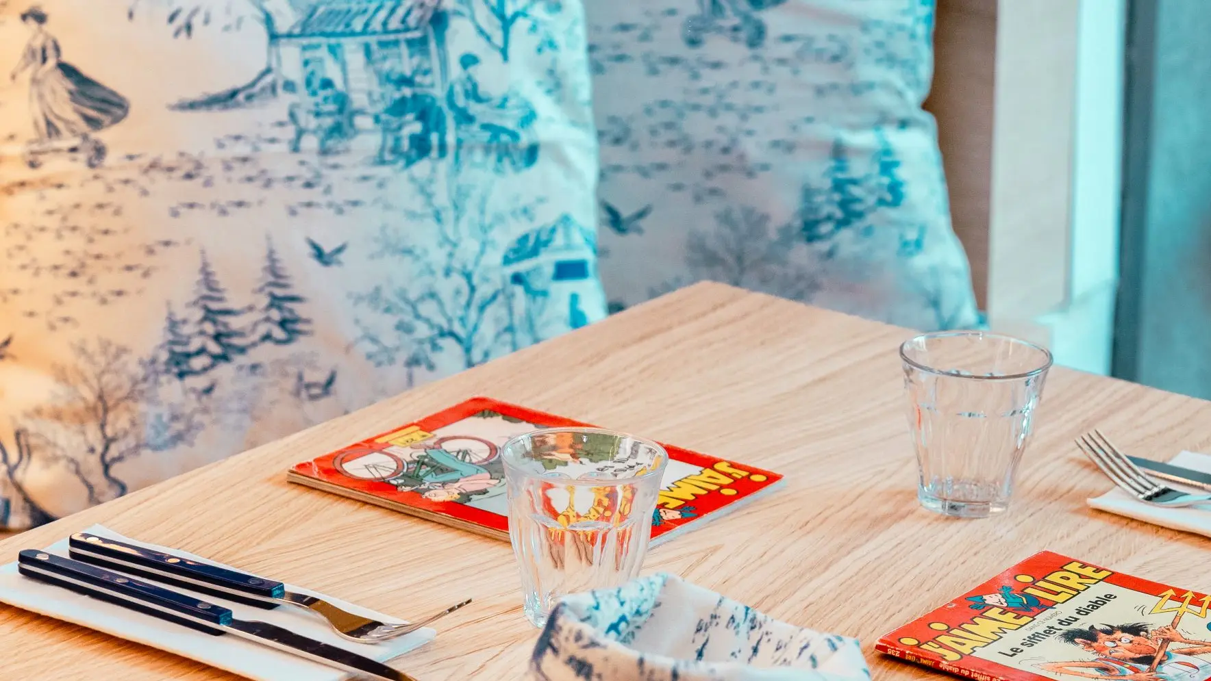 table à l'intérieur