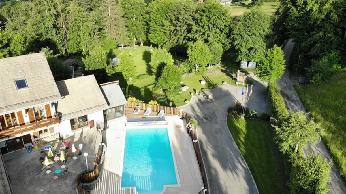 Vue du ciel piscine - terrasse