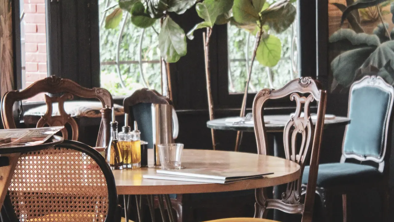 Restaurant interieur décoration coloniale moderne vue mer sur la rade de villefranche-sur-mer