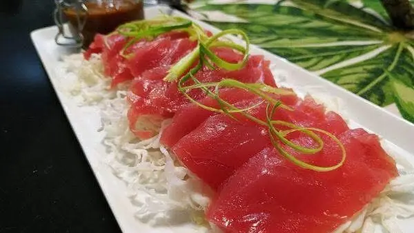Sashimi de thon jaune frite salade