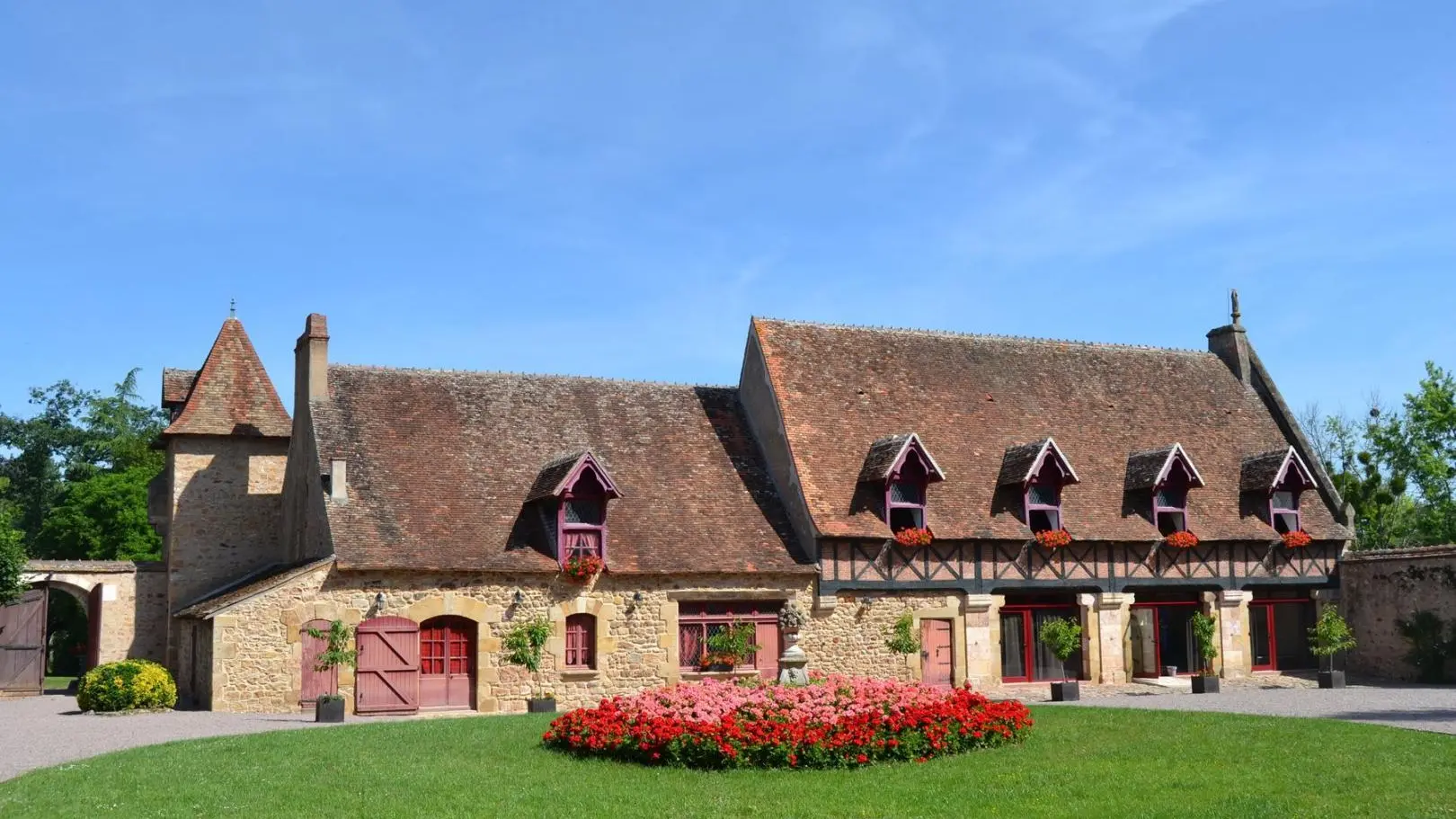 GITE DU CHATEAU DE PEUFEILHOUX VALLON EN SULLY ALLIER AUVERGNE