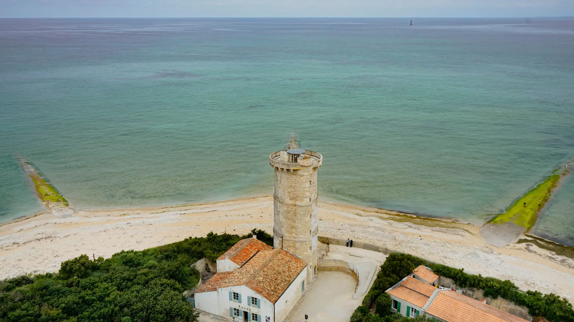 Vue sur la petite tour du Phare et d'un des murs de l'écluse à poissons de St Clément des Baleines à marée haute