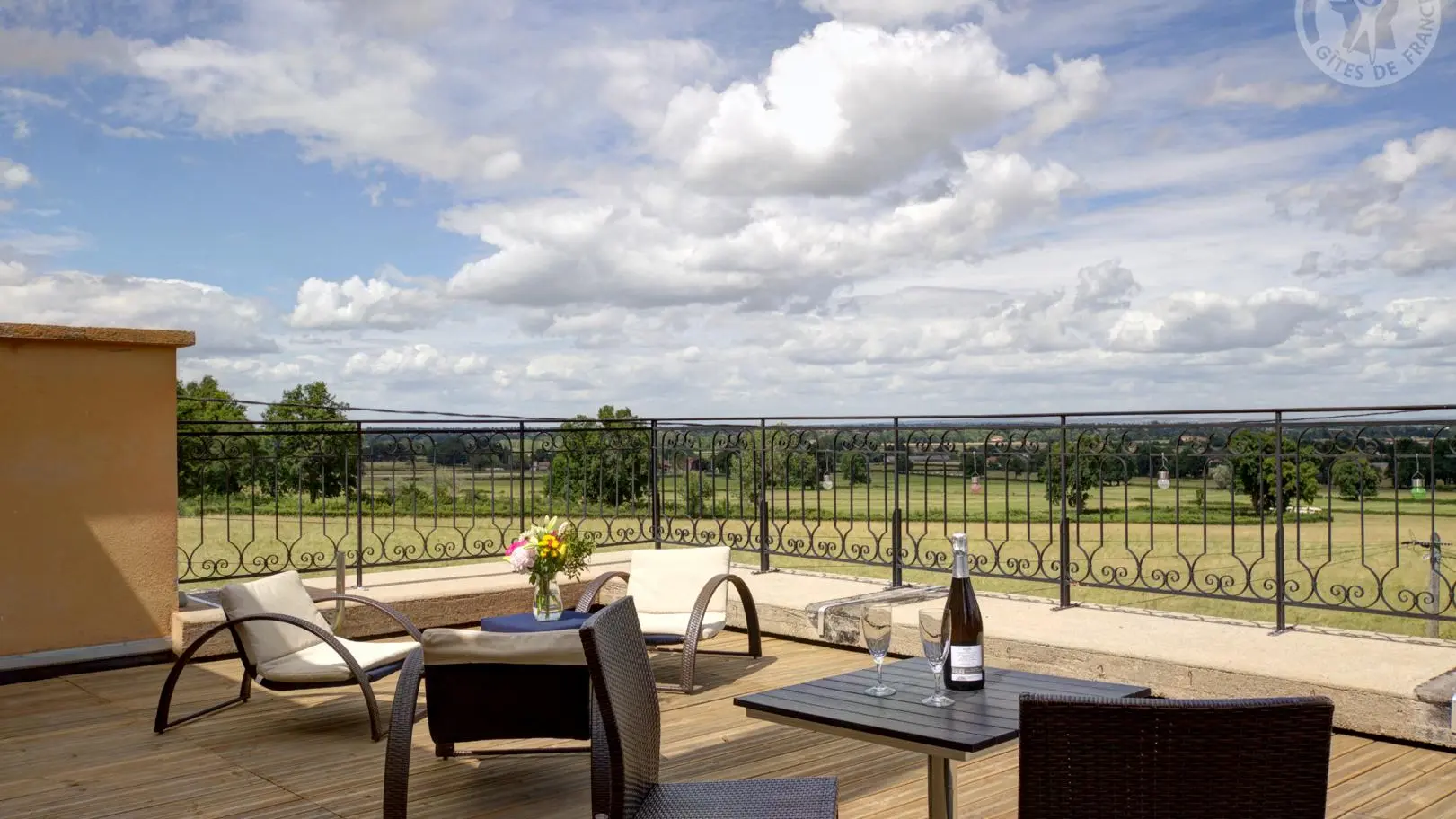 vue sur la plaine Roannaise de la terrasse.