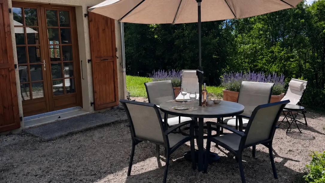 Terrasse privative avec table pour 4