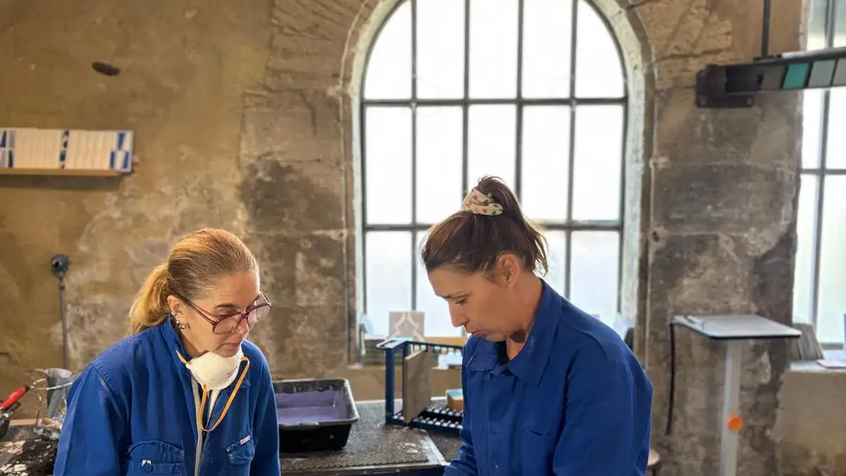 Deux artisanes en pleine création de carreaux de ciment lors d’une session de travail à l’Atelier MIP.