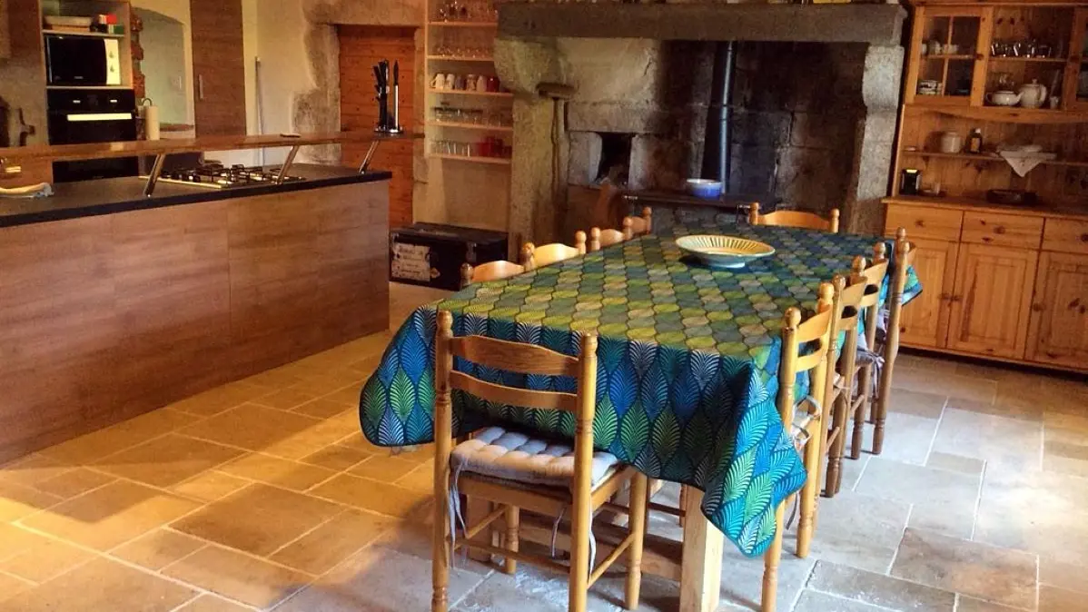 Salle à manger - Grande table disposant de rallonges et îlot cuisine