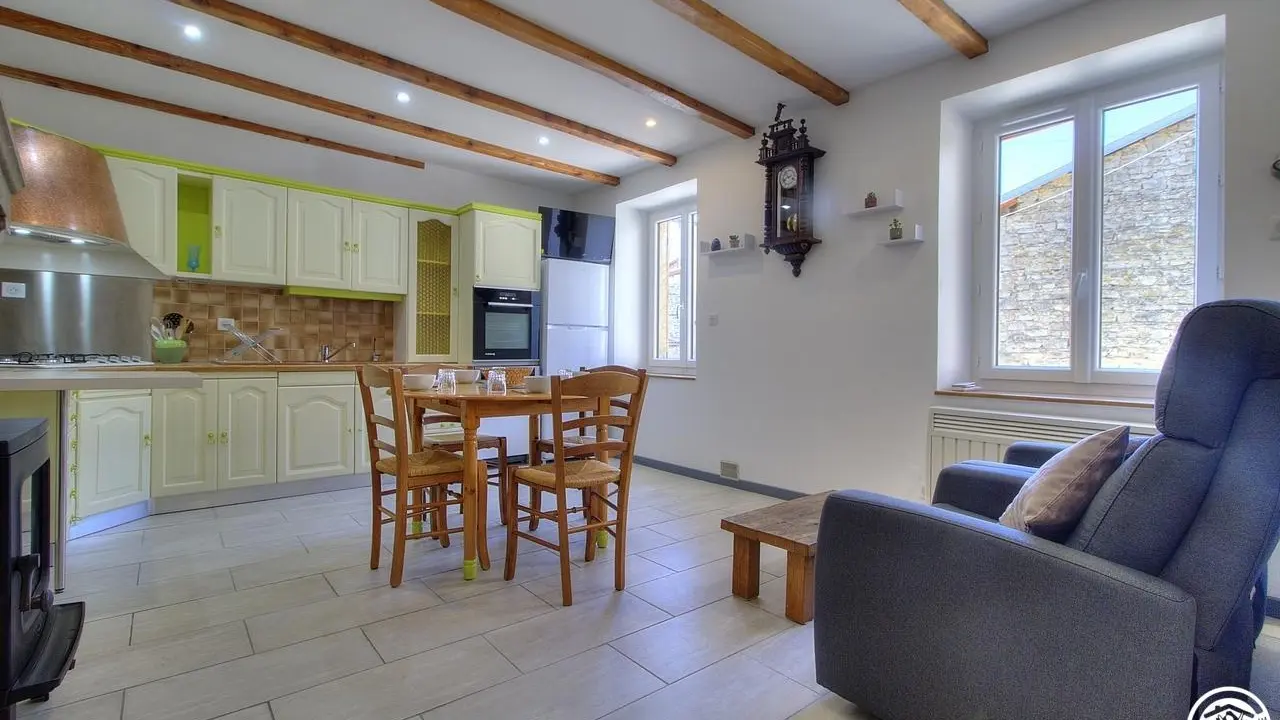 Pièce de vie commune avec sa cuisine équipée et ouverte sur l'espace repas et détente.