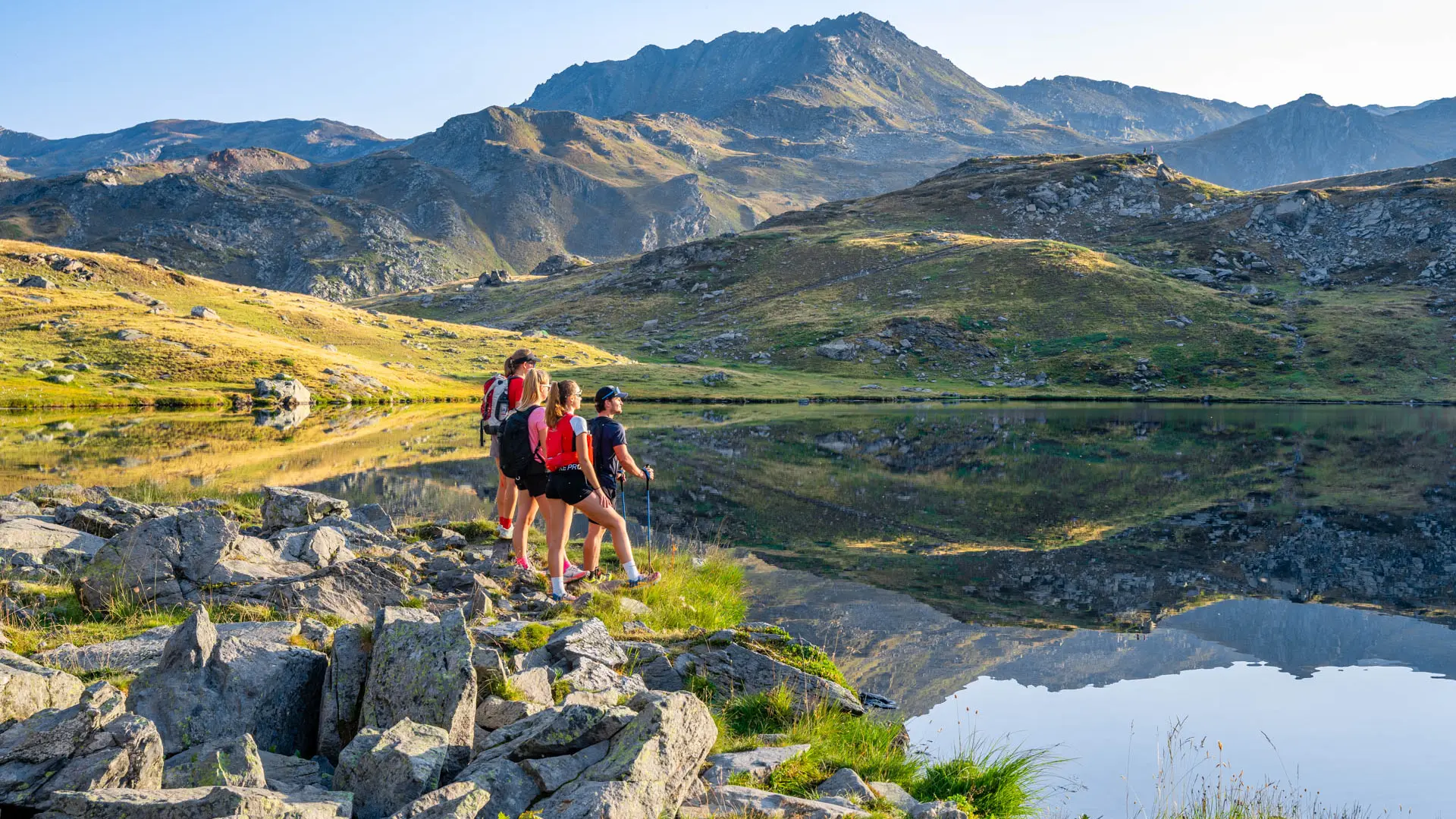 Lac long et rond des Muandes