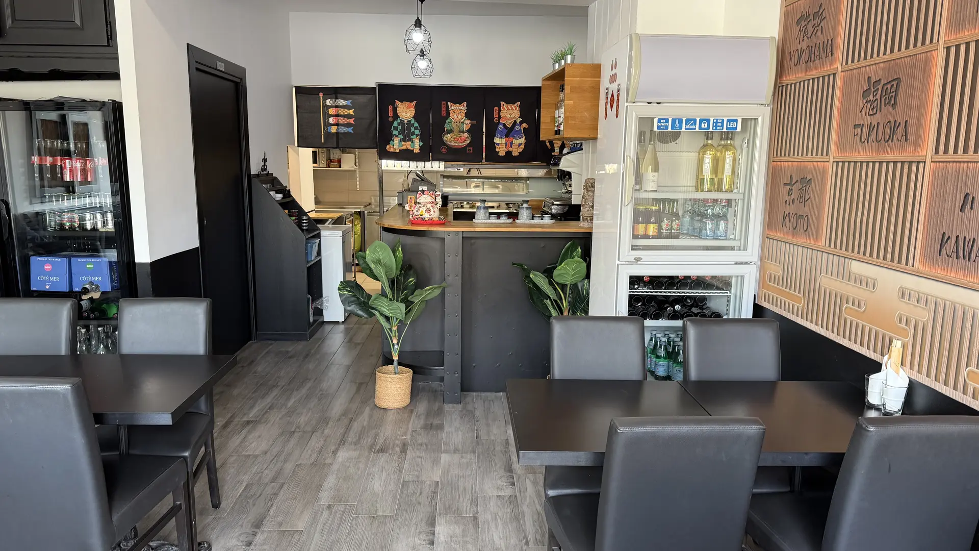 Top Maki_L'Isle-sur-la-Sorgue salle intérieur bois et chaises noir