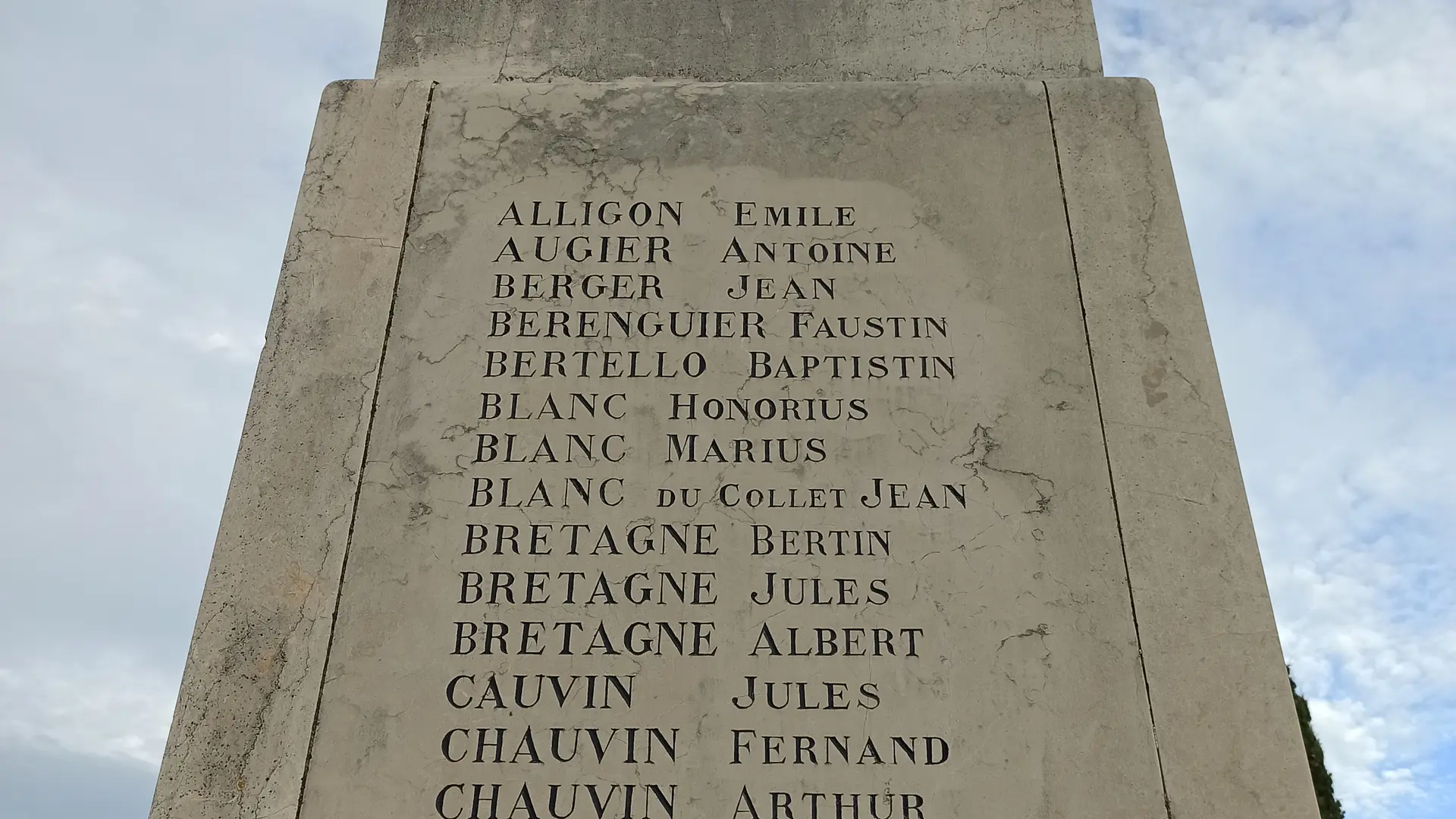 Monument aux morts de Gassin au cimetière de Gassin - https://gassin.eu