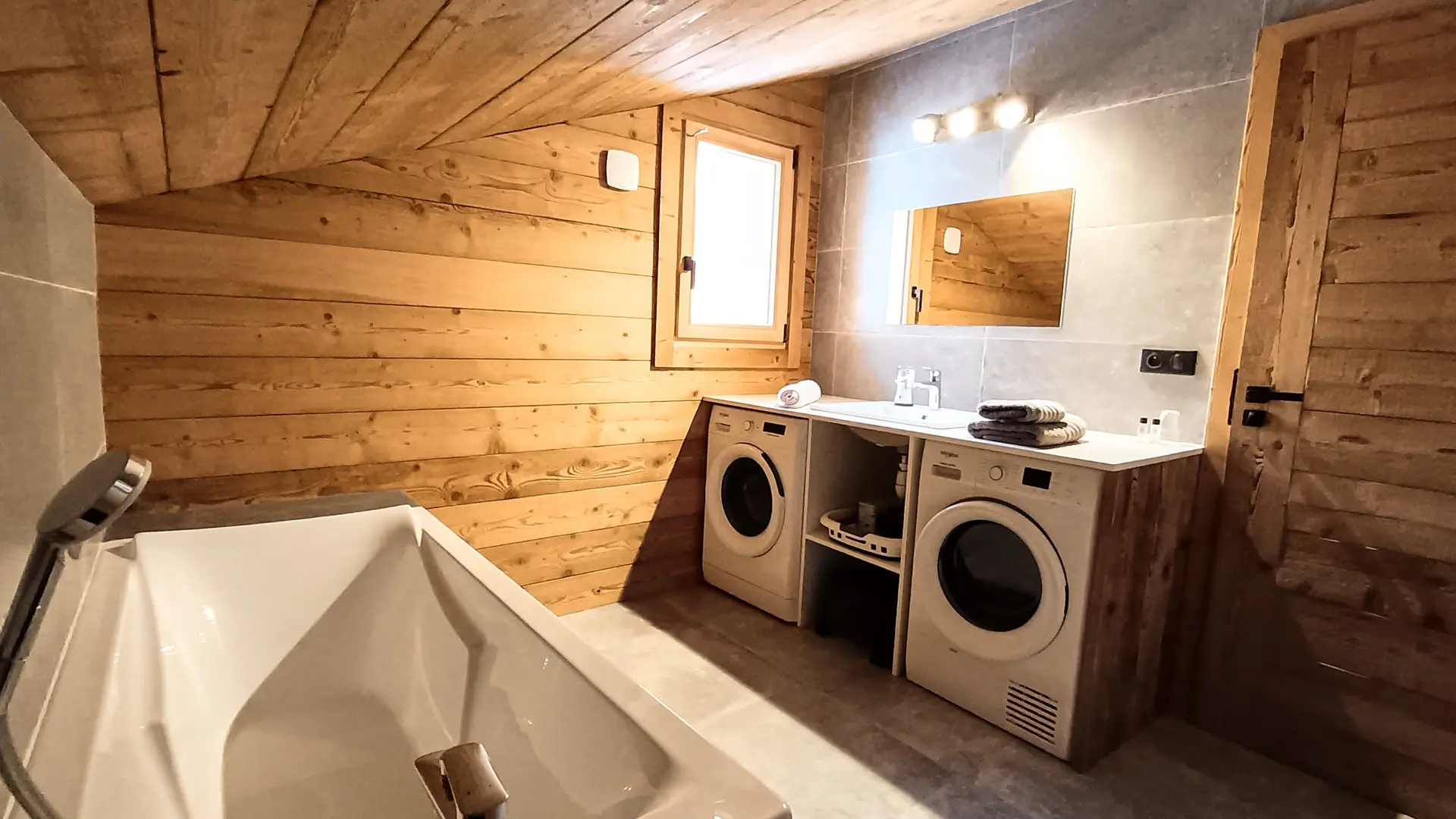 Baignoire, seche linge et machine à laver