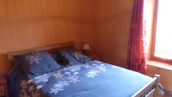 La chambre du rez-de-chaussée avec 1 lit double