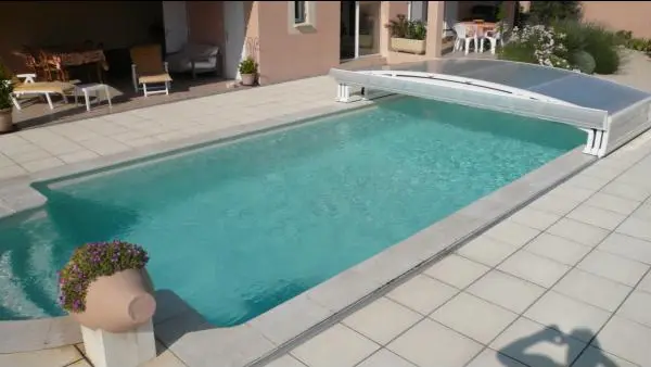 La piscine fonctionnant au sel et sa fontaine