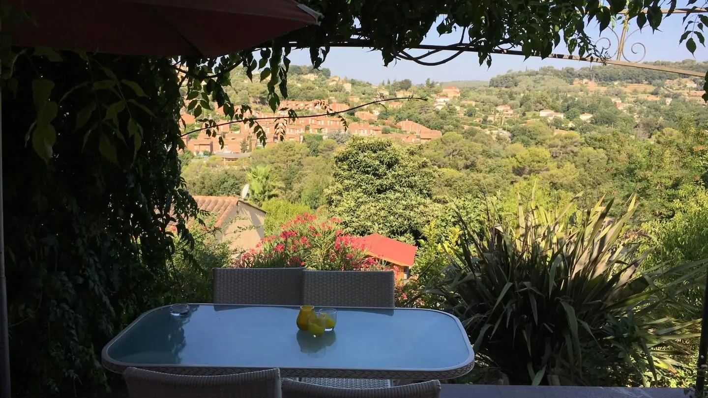Gîte Mas de la Galinette Pivoine-Table extérieure et vue-Biot-Gîtes de France Alpes-Maritimes