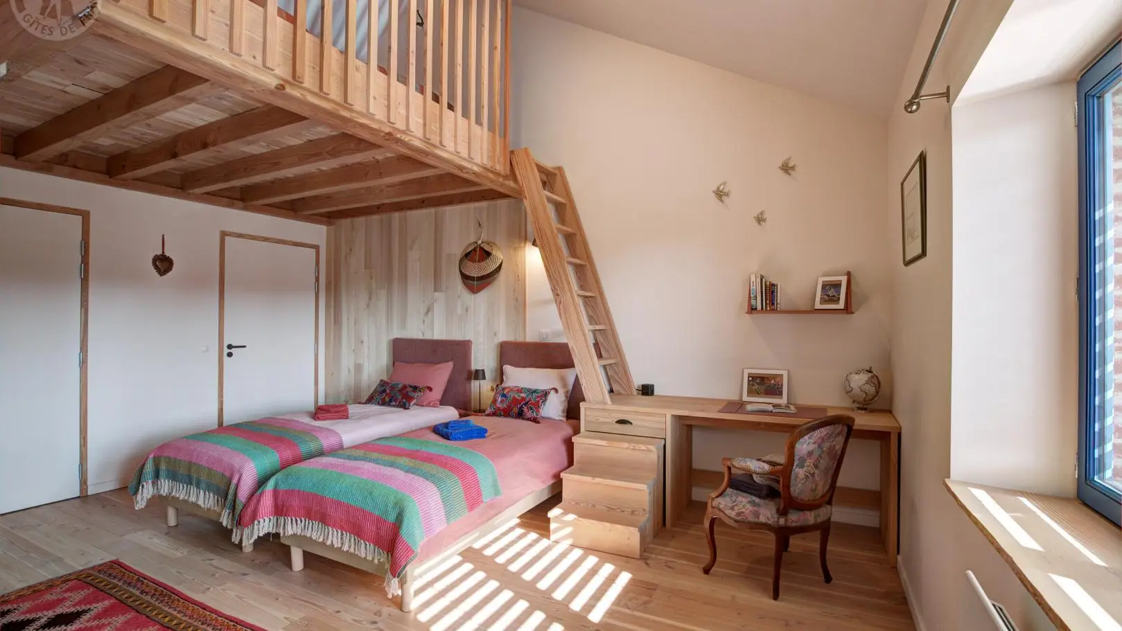 Chambre PMR Plénitude avec Bureau, livres, coloriage