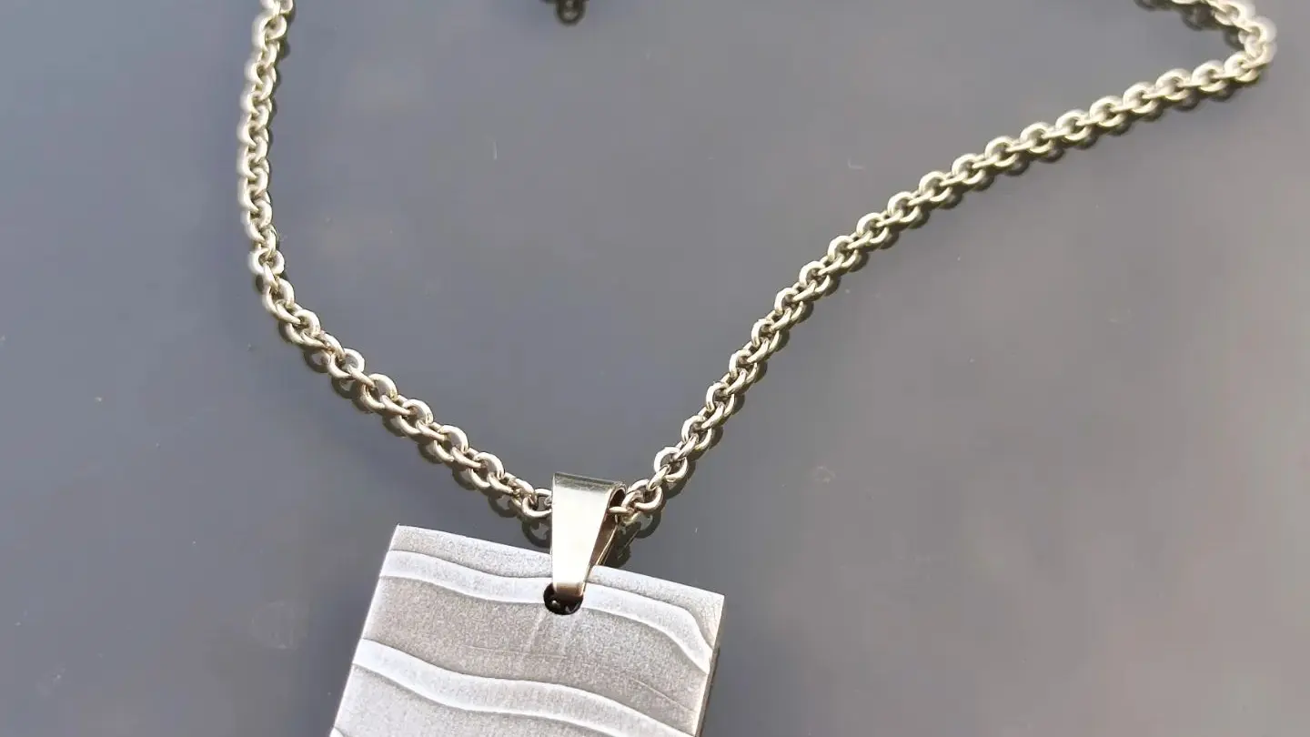 pendentif acier damassé