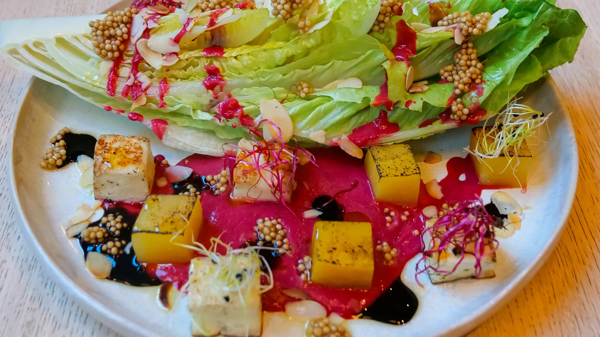 Salade RHB : Romaine, Halloumi grillé,  Betterave brûlée