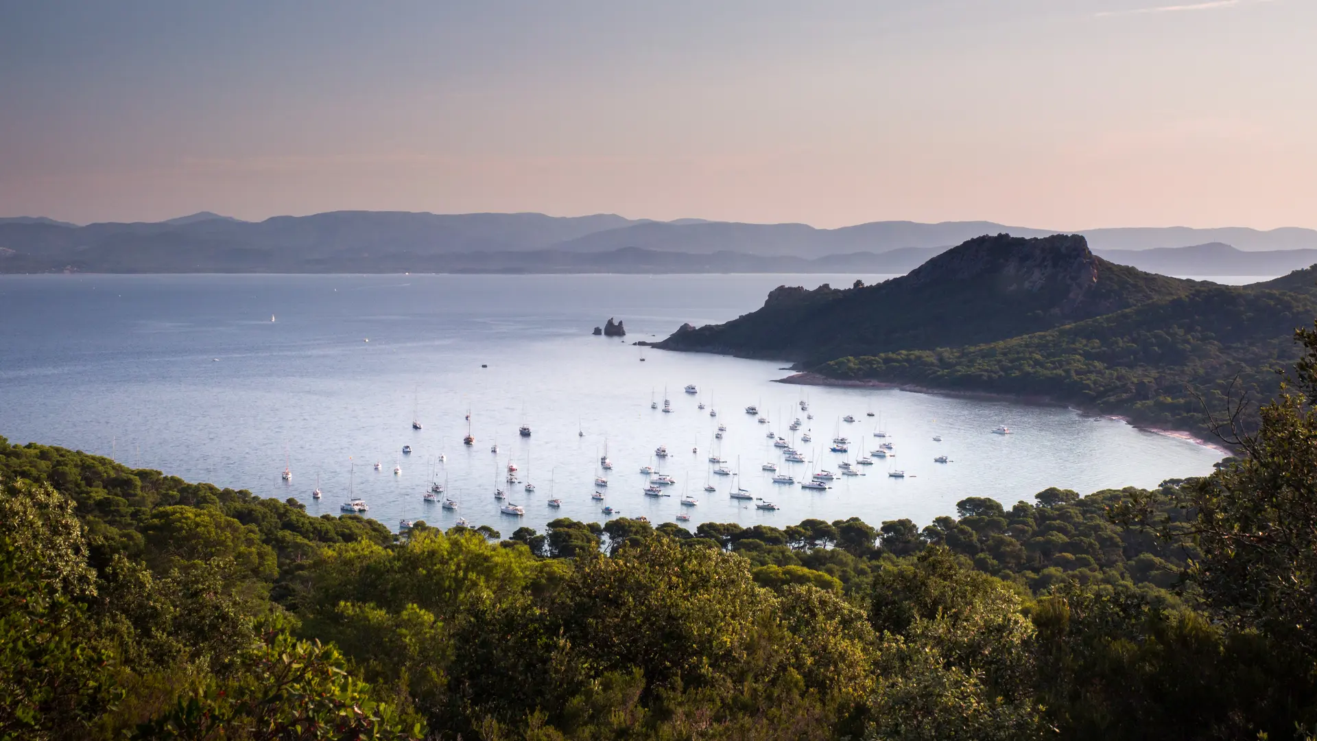 Vue sur la plage Notre-Dame et le cap des Mèdes