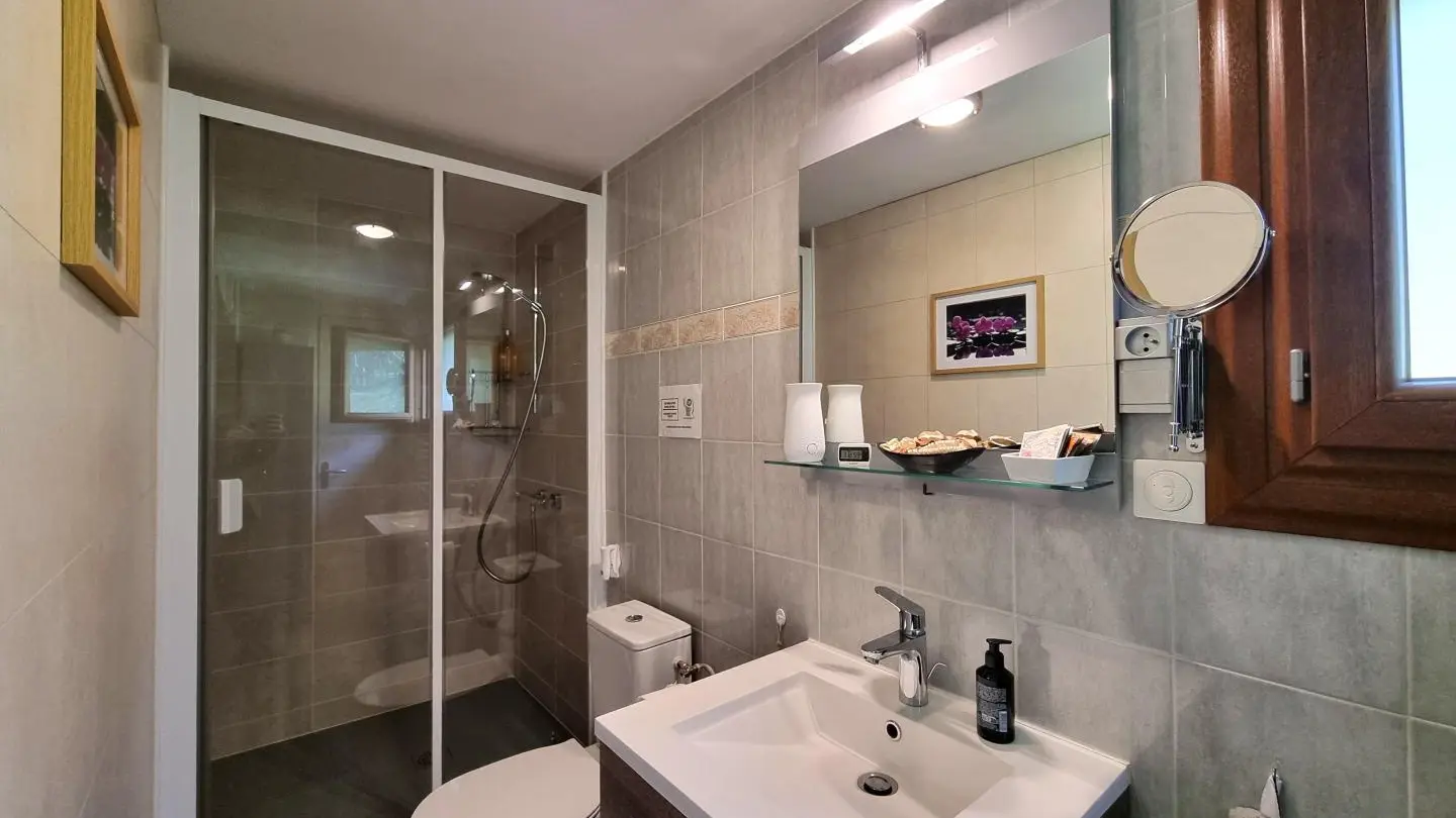 La chambre Les Pinsons se compose de deux lits 90x190 et d'une salle d'eau privative située en face, sur le palier. La salle d'eau étant sur le palier, des peignoirs et chaussons sont mis à votre disposition.