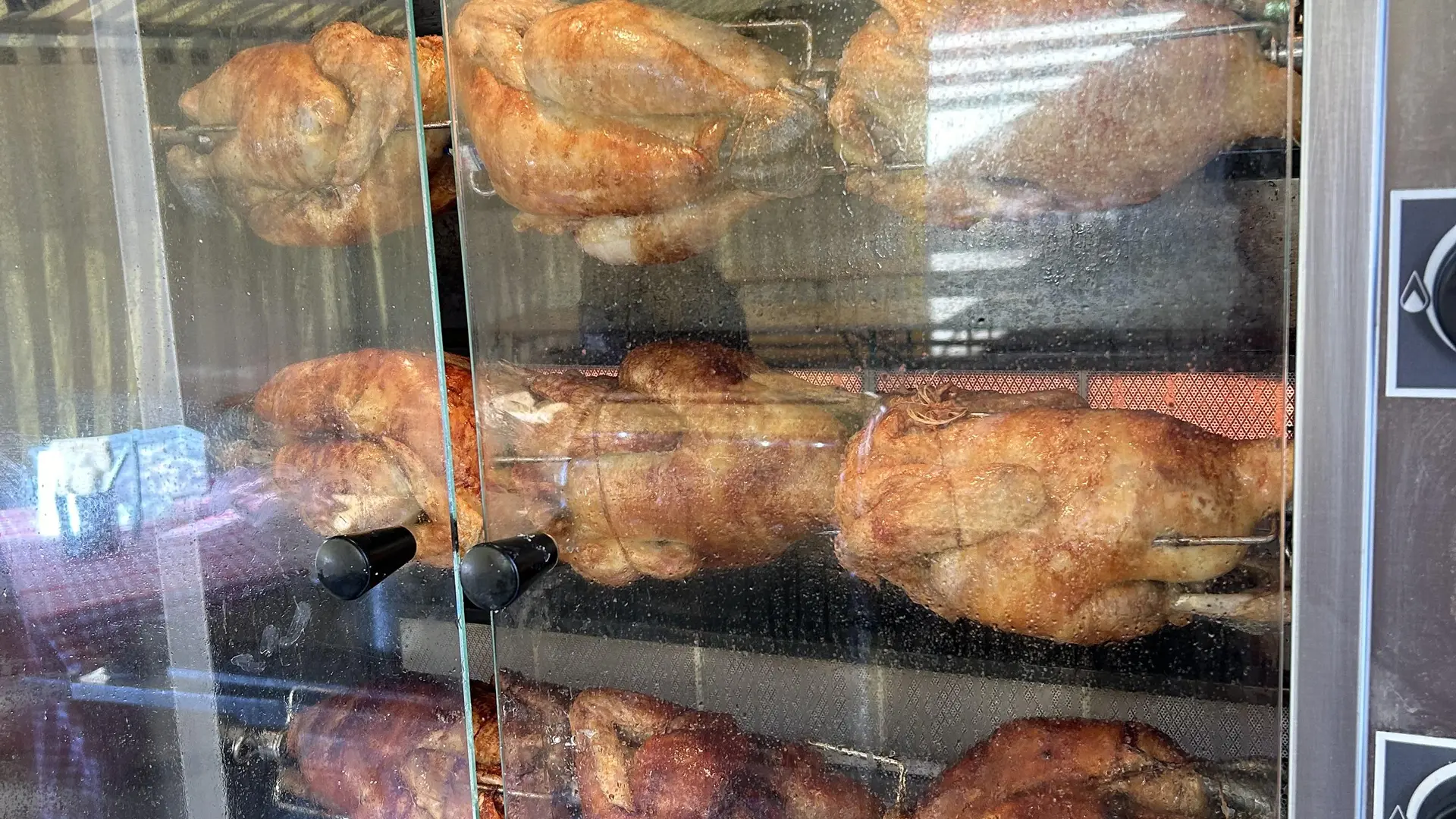Les poulets de Bresse en train de rôtir à la Vinsobraise novembre 2023