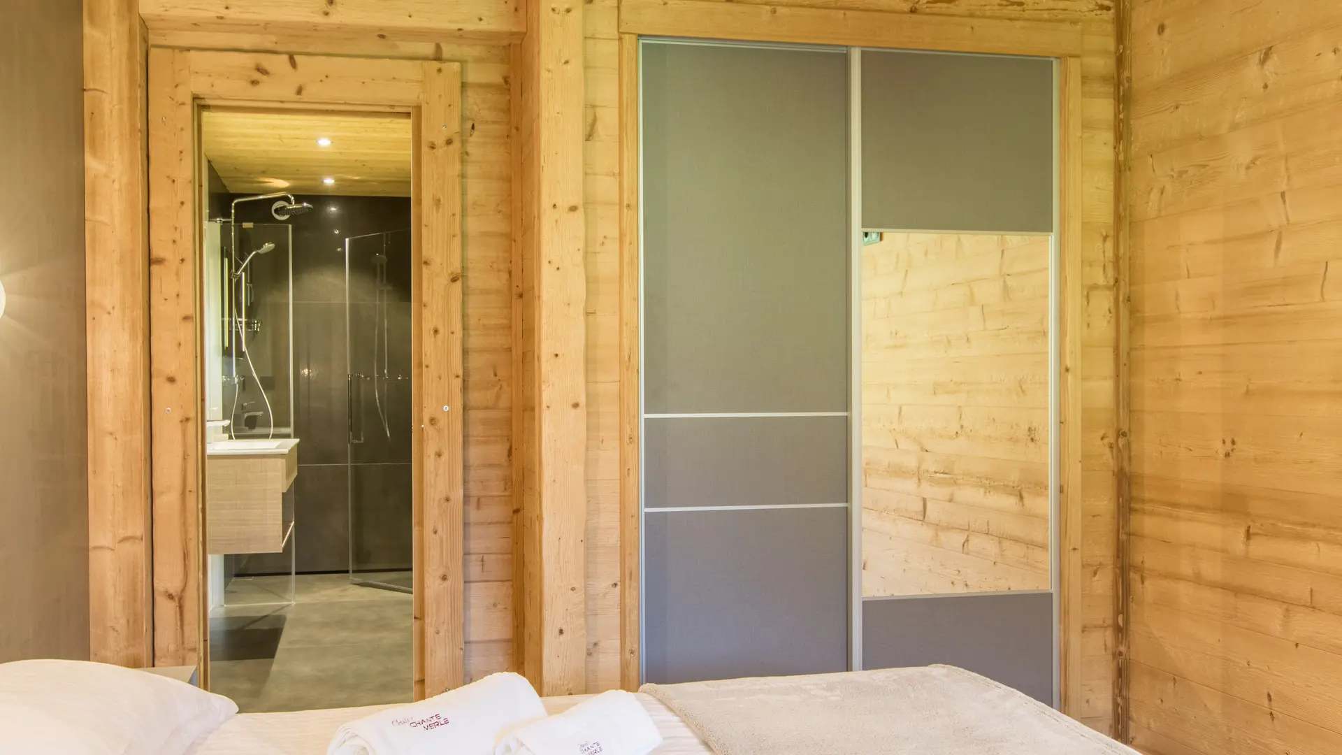Chambre avec salle de bain privative