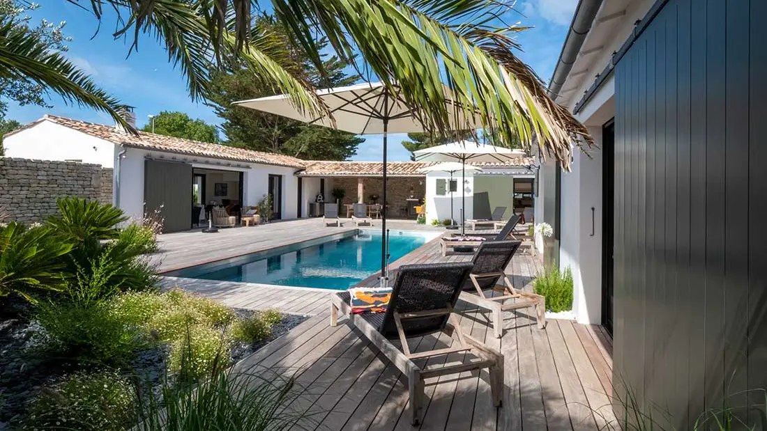 Swimmingpool und Terrasse