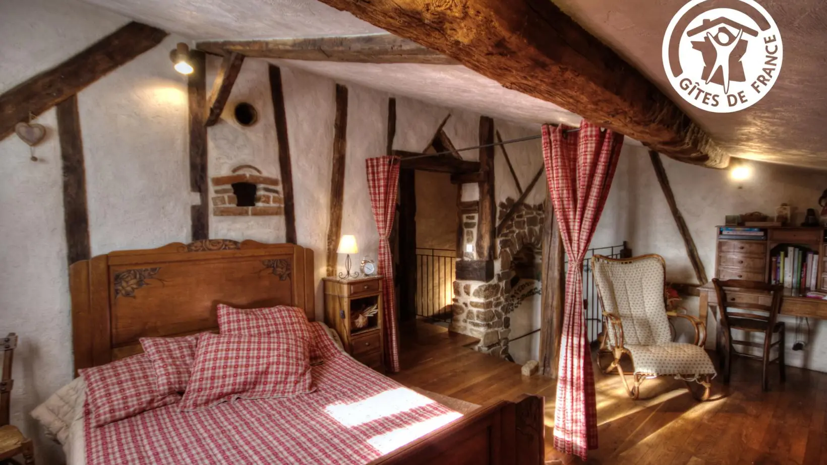 chambre en mezzanine qui peut se fermer par un rideau