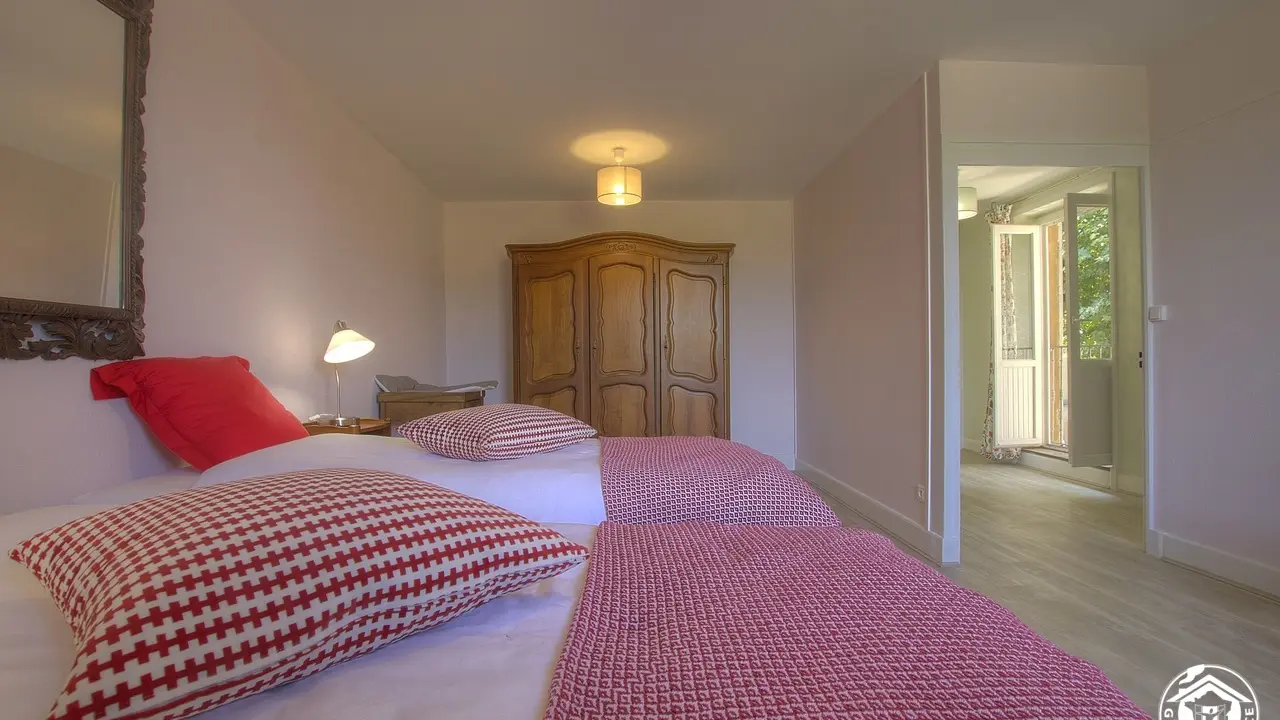 2 LITS DE 90 X 200 possibilité d'un matelas d'appoint lit parapluie acces internet et télévision ORIENTEE OUEST