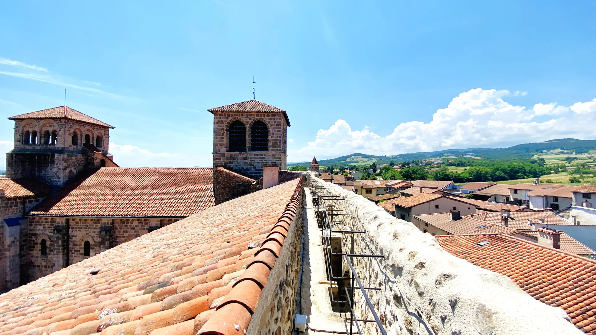 Chemin de ronde  du prieuré de Champdieu en visite accompagnée