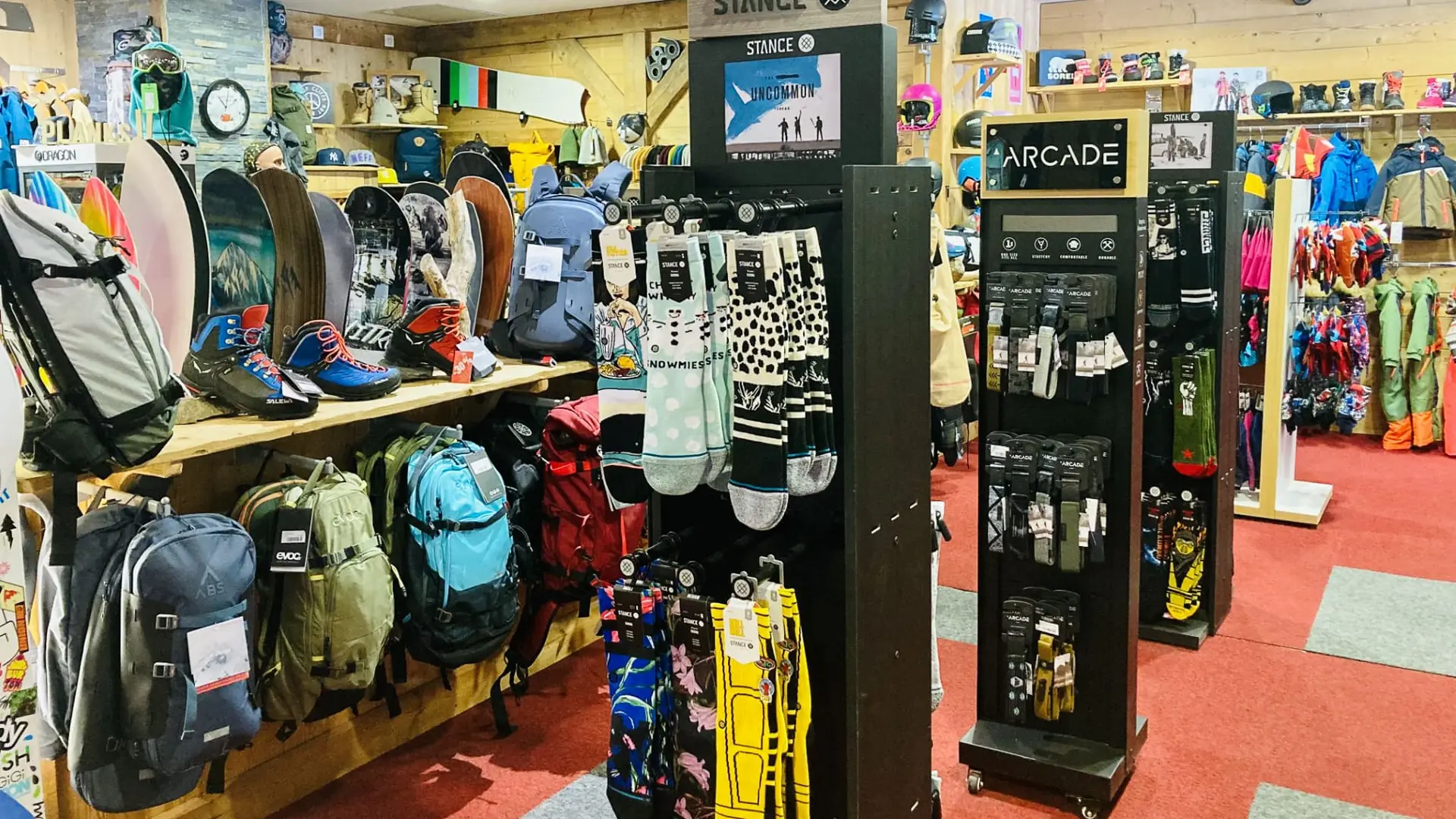 Intérieur du magasin Extrem Mountain (chaussettes fantaisies et sac-à-dos)