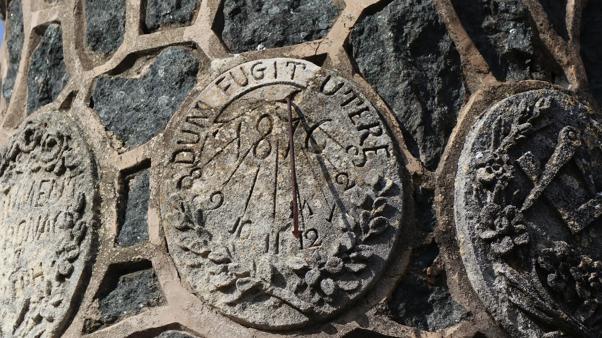 Cadran solaire Dum fugit utere - 1876 - de l'énigmatique monument à Saint-Joseph de Gassin - https://gassin.eu