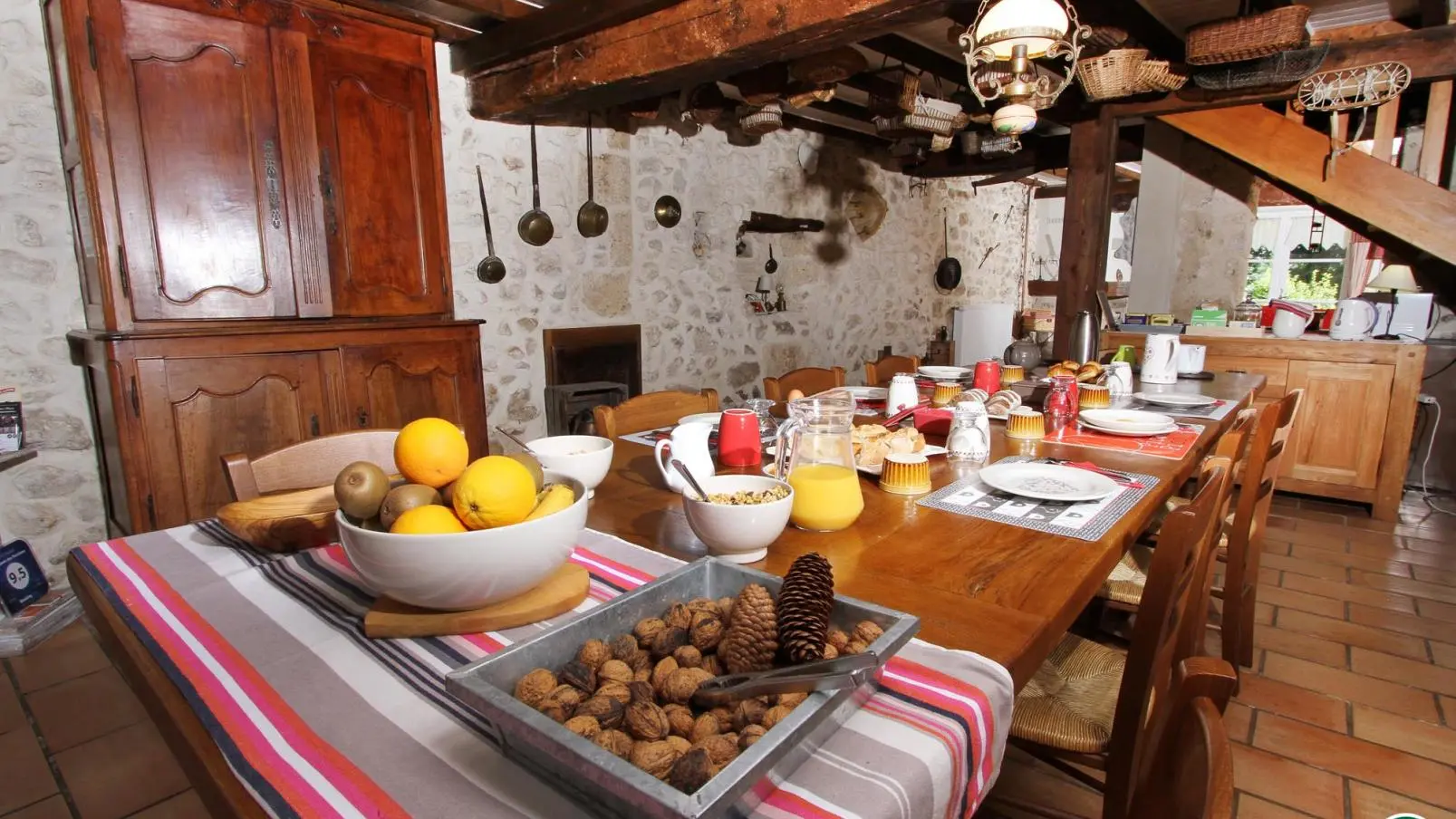 petit-déjeuner dans la salle commune