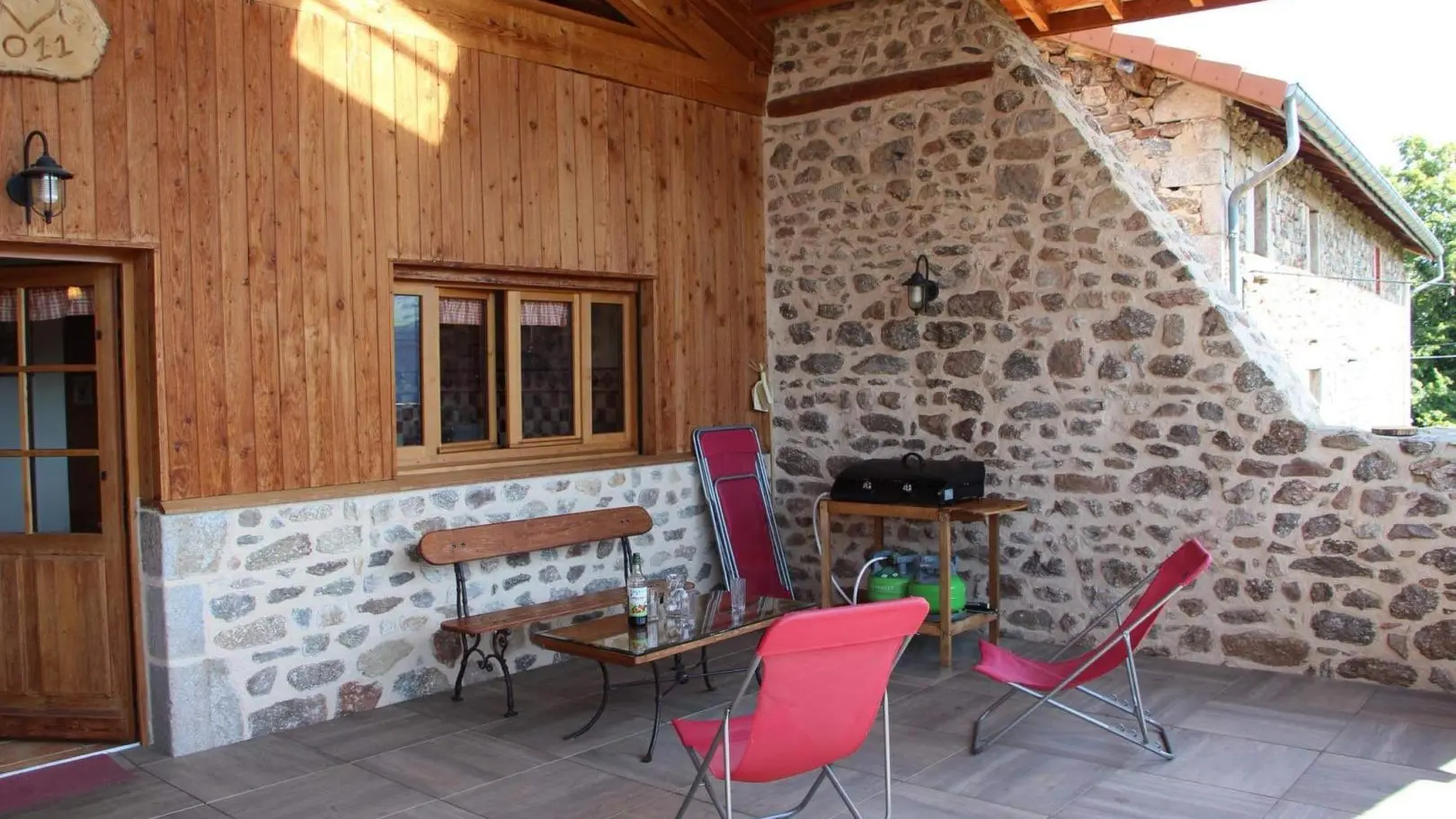 Grande terrasse abritée de 50m² avec vue sur la montagne.