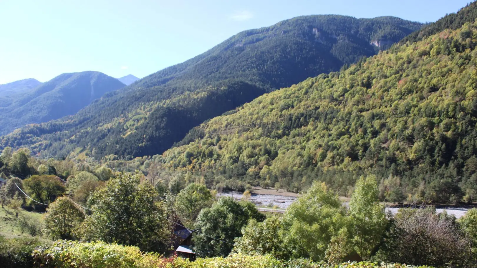 Gîte Chalet Serclet-Vue-Balcon-Cuisine/Séjour-Saint-Étienne-de-Tinée-Gîtes de France des Alpes-Maritimes