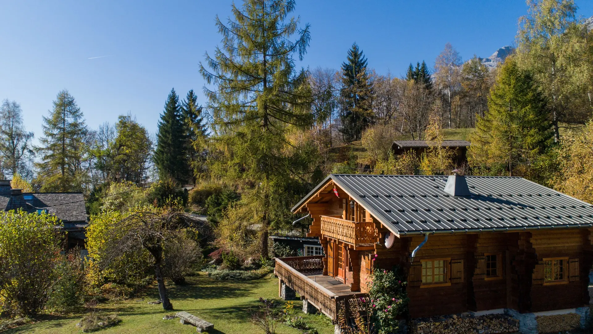 Vue sur le chalet depuis le jardin