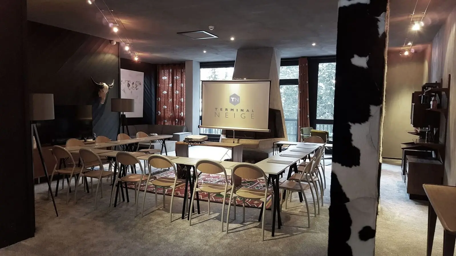 Fully equipped meeting room for your seminars